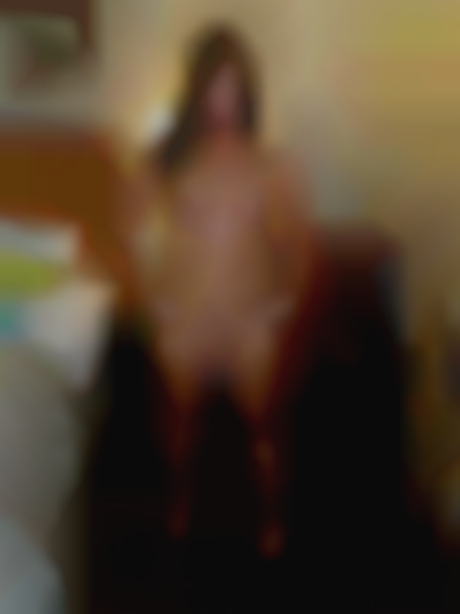 5'9 Dom but also to try new horny thiings.